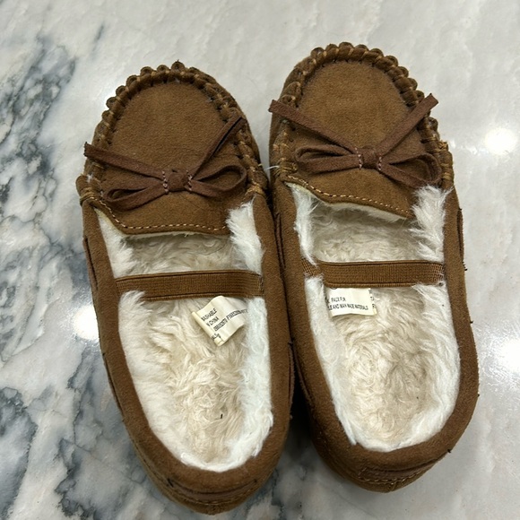 Moccasin/ slippers like new - Picture 2 of 3